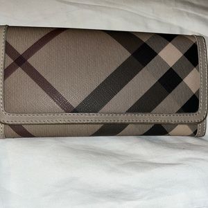 BURBERRY PATENT LEATHER WALLET